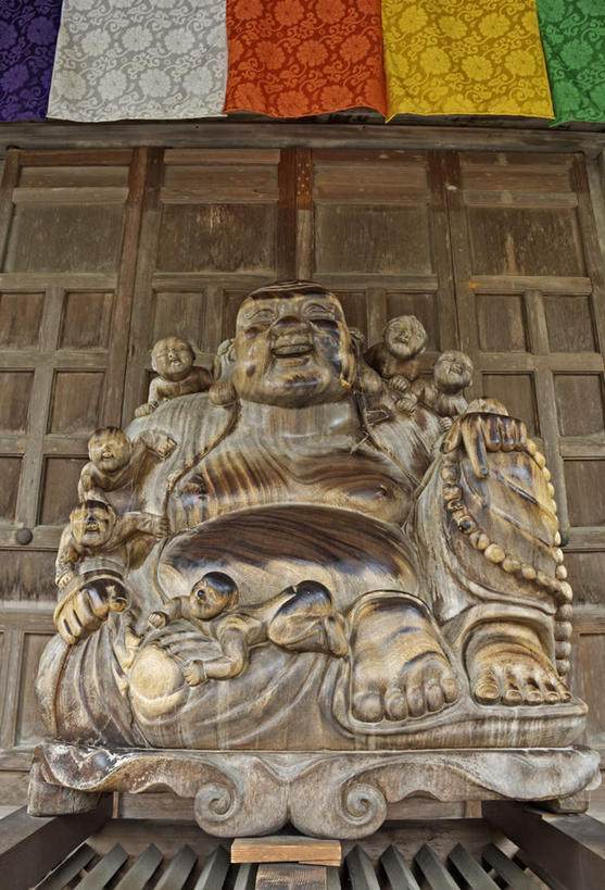 无人,寺庙,坐,笑,微笑,露齿笑,竖图,彩色,室外,白天,仰视,度假,美景,城市风光,城市,雕塑,日本,亚洲,阴影,节日,艺术,装饰,光线,雕刻,雕像,影子,景观,燃烧,注视,文化,娱乐,经幡,阳光,香火,工艺品,庙宇,观察,看,趴着,祈祷,享受,休闲,健康,景色,放松,许愿,宗教,信仰,观看,纪念,五颜六色,祈求,美术,色彩斑斓,察看,关注,主题,五彩缤纷,陈列,东亚,本州,风马旗,日本国,功能,美学,五彩斑斓,五光十色,平安,趴,坐着,彩图,低角度拍摄,全身,庙,寺