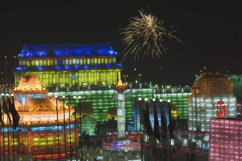 无人,栏杆,横图,室外,夜晚,正面,旅游,度假,草地,草坪,植物,烟火,照明,雕塑,中国,亚洲,艺术,装饰,彩灯,雕刻,雕像,围栏,灯光,娱乐,护栏,灯,草,树,树木,绿色,蓝天,天空,焰火,工艺品,灯具,天,享受,休闲,放松,花灯,生长,成长,纪念,哈尔滨,黑,照亮,美术,照明设备,冰雕,主题,礼花,陈列,东亚,黑龙江,黑龙江省,中华人民共和国,省会,功能,美学,花炮,礼花炮,东北地区,哈尔滨市,烟花,彩图