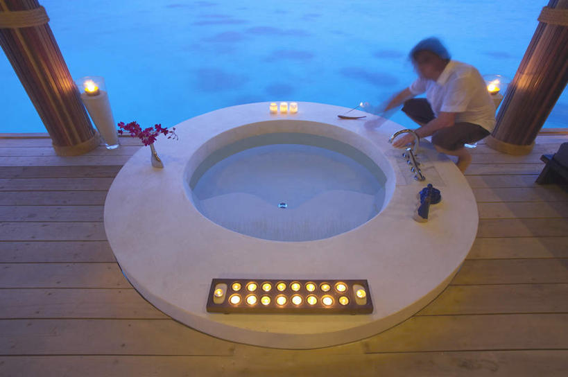 西方人,一个人,蹲,横图,俯视,室外,白天,衬衫,旅游,度假,海浪,海洋,美景,地板,蜡烛,欧洲,马尔代夫,欧洲人,亚洲,仅一个男性,仅一个人,仅一个中年男性,波纹,服装,盛开,火焰,烛光,柱子,景观,浪花,水平线,地面,海平线,首都,燃烧,花蕾,注视,娱乐,木地板,花,花瓣,花朵,鲜花,衣服,蓝色,蓝天,水纹,天空,自然,海水,波浪,天,花苞,花蕊,低头,点燃,观察,看,享受,休闲,景色,放松,服饰,晴朗,观看,察看,衣着,穿着,关注,自然风光,浴池,南亚,海景,万里无云,马尔代夫共和国,衣饰,马累,男人,男性,中年男性,白种人,大海,风浪,海,海水的波动,近岸浪,涌浪,晴空,晴空万里,蹲着,彩图,高角度拍摄,全身,衬衣