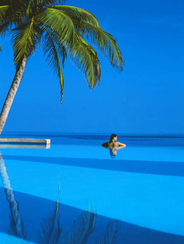 西方人,一个人,竖图,室外,白天,正面,仰视,旅游,度假,海浪,海洋,美景,植物,棕榈树,叶子,欧洲,马尔代夫,欧洲人,亚洲,仅一个年轻女性,仅一个女性,仅一个人,波纹,景观,浪花,水平线,辽阔,绿叶,海平线,首都,注视,娱乐,树,树木,蓝色,绿色,蓝天,水纹,天空,自然,海水,波浪,天,观察,看,享受,休闲,广阔,嫩叶,景色,放松,生长,晴朗,成长,观看,飘浮,一望无际,察看,关注,自然风光,南亚,海景,棕榈叶,万里无云,马尔代夫共和国,无边无际,一马平川,马累,年轻女性,女人,女性,白种人,叶,叶片,大海,风浪,海,海水的波动,近岸浪,涌浪,晴空,晴空万里,半身,彩图,低角度拍摄,水天相接,水天一线