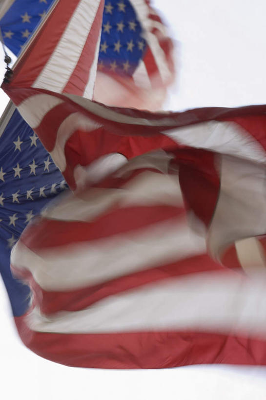 无人,竖图,室外,白天,仰视,旗帜,国旗,美国,一面,阴影,条纹,朦胧,模糊,飘扬,褶皱,光线,影子,星星,飞舞,星条旗,红色,蓝色,白色,天空,阳光,天,美国国旗,飘逸,北美,北美洲,飘动,飞扬,美洲,北亚美利加洲,亚美利加洲,旗,彩图,低角度拍摄