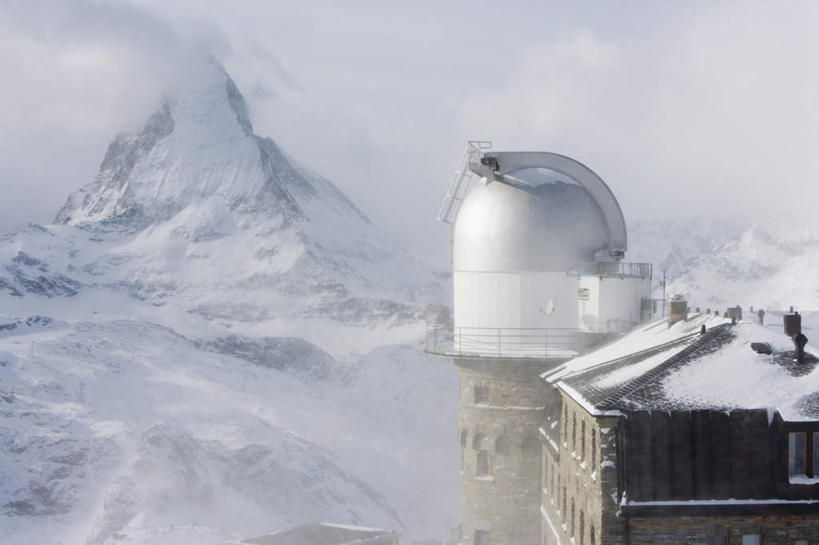 无人,家,横图,室外,白天,正面,旅游,度假,美景,山,雪,雪山,雾,大雪,瑞士,欧洲,阿尔卑斯山,阴影,朦胧,模糊,光线,影子,房屋,屋子,冰,积雪,景观,山峰,雪景,冬季,冬天,山峦,娱乐,楼房,住宅,天空,阳光,自然,天,享受,休闲,景色,放松,寒冷,迷雾,冰冷,自然风光,中欧,阿尔卑斯山脉,严寒,瑞士联邦,冰凉,酷寒,凛冽,凛凛,极冷,瓦莱州,大雾,彩图,房子