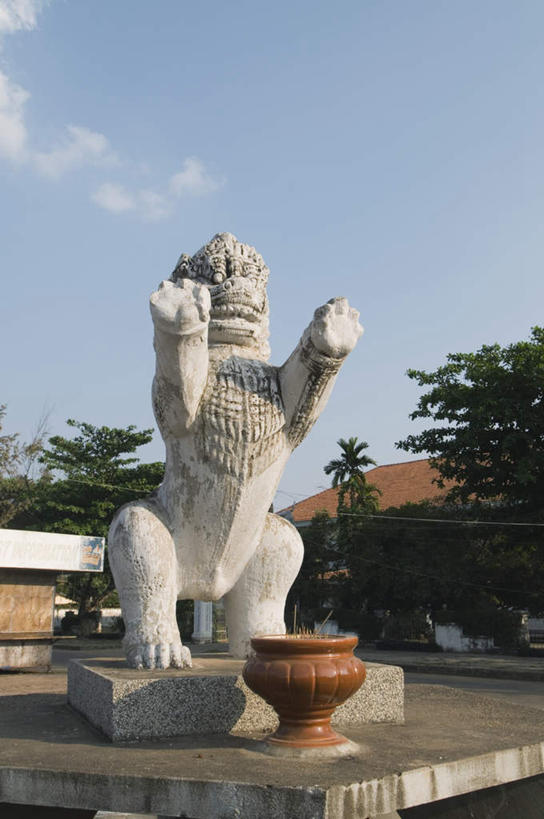 无人,家,站,竖图,室外,白天,正面,旅游,度假,兴奋,热情,树林,植物,标志建筑,地标,建筑,哺乳动物,野生动物,狮子,雕塑,柬埔寨,亚洲,阴影,艺术,装饰,光线,雕刻,雕像,盆栽,瓦片,影子,房屋,屋顶,屋子,云,云朵,盆景,开放,云彩,顶棚,瓦,注视,娱乐,建设,楼房,住宅,树,树木,红色,蓝色,绿色,白云,蓝天,天空,阳光,自然,动物,工艺品,天,观察,看,站着,享受,休闲,健康,温暖,旅游胜地,奔放,放松,活力,积极,激情,建造,东南亚,朝气,生长,晴朗,成长,观看,纪念,暖色,美术,吉祥,察看,生命,关注,主题,凶猛,饱满,陈列,屋瓦,高棉,柬埔寨王国,功能,美学,革命,热烈,赤色,吉蔑,充实,斗志,喜气,主动,残暴,凶残,晴空,站立,彩图,欢乐,房子