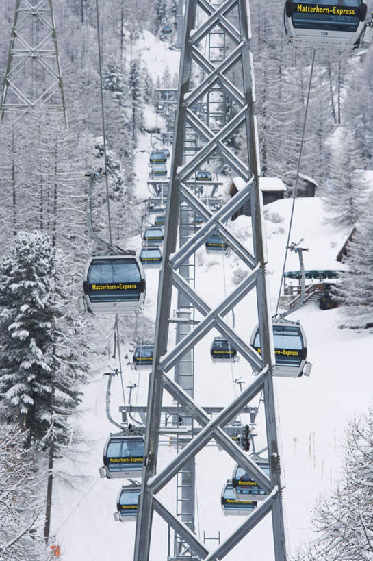 无人,竖图,室外,白天,正面,旅游,度假,美景,山,树林,雪,雪山,植物,大雪,窗户,瑞士,欧洲,一排,许多,阴影,整齐,光线,影子,冰,积雪,景观,山峰,雪景,冬季,冬天,铁塔,山峦,很多,娱乐,车厢,玻璃窗,缆车,树,树木,排列,绿色,阳光,自然,绳子,交通工具,享受,休闲,景色,放松,寒冷,生长,成长,绳索,连绵,冰冷,绵延,队列,自然风光,索道,中欧,严寒,瑞士联邦,冰凉,酷寒,凛冽,凛凛,极冷,绵亘,车箱,瓦莱州,缆索铁路,彩图