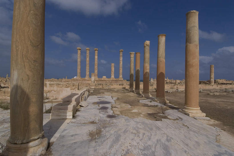 无人,横图,室外,白天,正面,旅游,度假,石头,名胜古迹,标志建筑,地标,建筑,非洲,的黎波里,利比亚,阴影,遗迹,光线,石子,影子,柱子,云,云朵,首都,云彩,古迹,文物,娱乐,建设,古建筑,排列,蓝色,白云,蓝天,天空,阳光,天,享受,休闲,旅游胜地,放松,晴朗,古文明,北非,阿非利加洲,摆列,石块,岩石,晴空,彩图,布列,分列