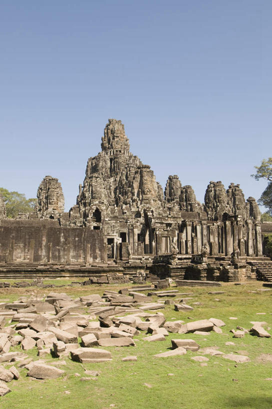 无人,竖图,室外,白天,正面,旅游,度假,石头,名胜古迹,植物,楼梯,标志建筑,地标,建筑,雕塑,柬埔寨,亚洲,阴影,遗迹,艺术,装饰,光线,雕刻,雕像,石子,影子,阶梯,古迹,文物,娱乐,建设,古建筑,台阶,树,树木,蓝色,绿色,蓝天,天空,阳光,自然,工艺品,天,享受,休闲,旅游胜地,放松,东南亚,生长,晴朗,成长,纪念,美术,主题,陈列,古文明,万里无云,暹粒,高棉,柬埔寨王国,功能,美学,吉蔑,倒塌,倾圮,坍毁,大吴哥城,石块,岩石,晴空,晴空万里,彩图