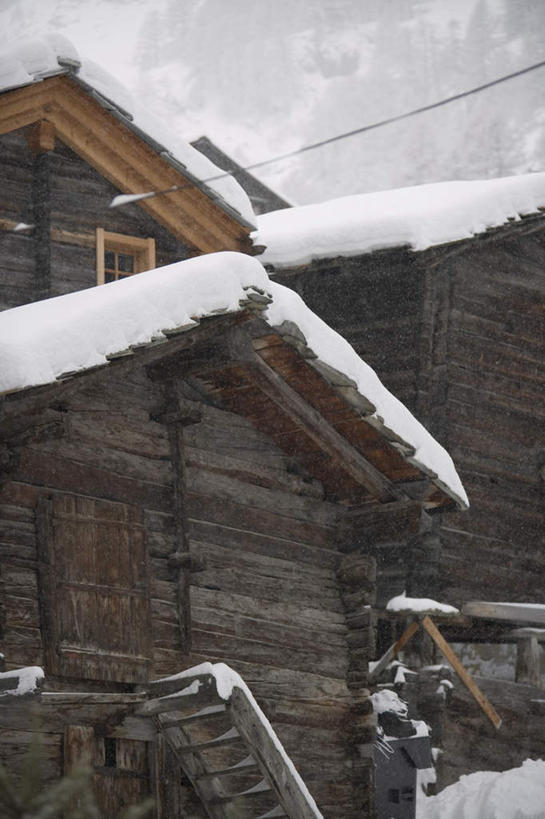无人,家,木屋,竖图,室外,白天,仰视,旅游,度假,美景,雪,大雪,楼梯,瑞士,欧洲,阿尔卑斯山,电力,电线,线,阶梯,积雪,景观,雪景,冬季,冬天,电能,线路,娱乐,台阶,住宅,自然,享受,休闲,景色,放松,寒冷,电,电源,电源线,自然风光,能量,中欧,严寒,瑞士联邦,冰川之城,采尔马特,策尔马特,彩图,低角度拍摄,茅舍,茅屋,棚屋,小木屋,小屋