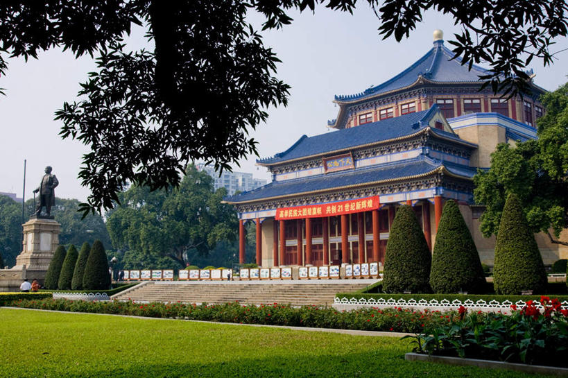 东方人,两个人,家,站,横图,室外,白天,侧面,草地,草坪,植物,楼梯,雕塑,广州,中国,亚洲,一排,阴影,服装,艺术,整齐,装饰,盛开,光线,雕刻,雕像,影子,柱子,房屋,阶梯,屋子,花蕾,注视,休闲装,黄种人,楼房,台阶,住宅,草,花,花瓣,花朵,鲜花,树,树木,排列,衣服,蓝色,绿色,蓝天,天空,阳光,自然,工艺品,天,花苞,花蕊,观察,看,站着,休闲,休闲服,服饰,生长,晴朗,成长,观看,纪念,美术,察看,国民党,队列,关注,主题,陈列,东亚,广东,广东省,辛亥革命,孙中山,万里无云,中华人民共和国,华南地区,省会,功能,美学,广州市,粤,政治家,革命家,历史人物,三民主义,孙文,孙逸仙,中山樵,男人,男性,年轻男性,年轻女性,女人,女性,亚洲人,晴空,晴空万里,站立,半身,彩图,房子