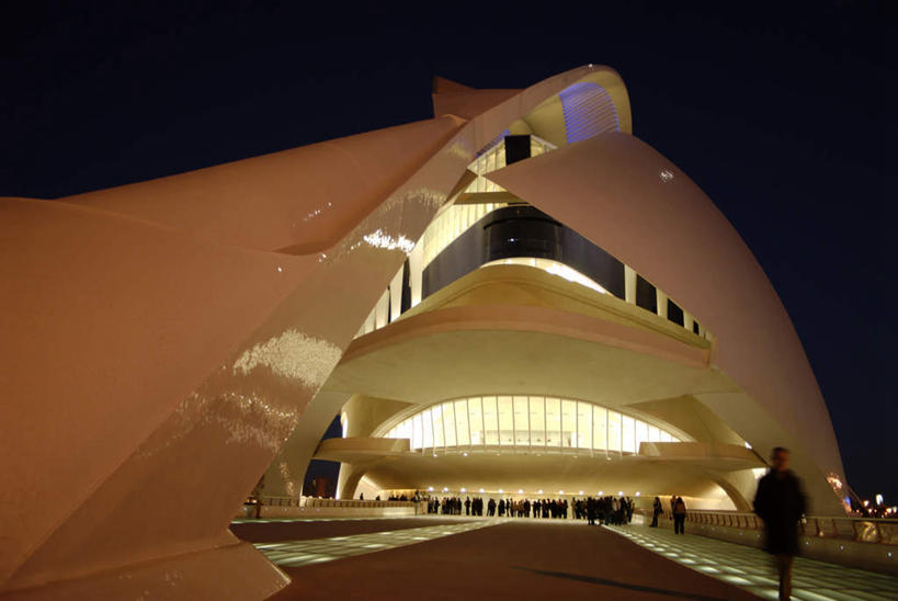 西方人,宫殿,栏杆,走,横图,室外,夜晚,正面,旅游,度假,门,标志建筑,地标,建筑,照明,欧洲,欧洲人,服装,壁灯,墙,围栏,灯光,许多人,休闲装,娱乐,建设,护栏,墙壁,墙面,灯,衣服,灯具,门框,一群人,享受,休闲,休闲服,旅游胜地,放松,服饰,照亮,照明设备,南欧,参观,伊比利亚半岛,伊比利亚,白种人,步行,散步,走路,彩图,全身,观光