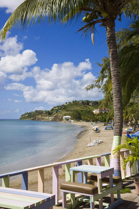 无人,家,栏杆,竖图,室外,白天,正面,旅游,度假,海浪,海洋,美景,沙滩,山,山脉,树林,植物,餐桌,桌子,棕榈树,叶子,椅子,阴影,波纹,光线,扶手,沙子,影子,房屋,木椅,墙,屋子,海岸,景观,浪花,山峰,云,云朵,绿叶,涟漪,沙地,山峦,云彩,娱乐,护栏,楼房,墙壁,墙面,住宅,树,树木,蓝色,绿色,白云,倒影,蓝天,水纹,天空,阳光,自然,海水,波浪,群山,天,享受,休闲,嫩叶,景色,放松,生长,晴朗,成长,餐台,连绵,倒映,北美,北美洲,绵延,自然风光,美洲,海景,棕榈叶,水晕,北亚美利加洲,亚美利加洲,尼维斯,尼维斯岛,圣基茨,圣基茨岛,绵亘,反照,叶,叶片,大海,风浪,海,海水的波动,海滩,近岸浪,涌浪,晴空,彩图,房子