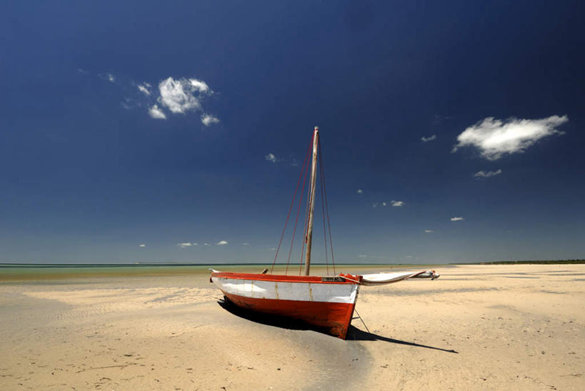 无人,横图,室外,白天,正面,海浪,海洋,美景,沙滩,船,非洲,莫桑比克,停靠,阴影,波纹,平静,光线,沙子,影子,海岸,景观,浪花,云,云朵,木船,沙地,云彩,蓝色,白云,蓝天,水纹,天空,阳光,自然,海水,交通工具,波浪,天,景色,安静,晴朗,宁静,一望无际,舟,静谧,停泊,自然风光,载具,海景,镇静,沉静,恬静,安祥,僻静,清静,太平,莫桑比克共和国,无边无际,一马平川,大海,风浪,海,海水的波动,海滩,近岸浪,涌浪,晴空,彩图