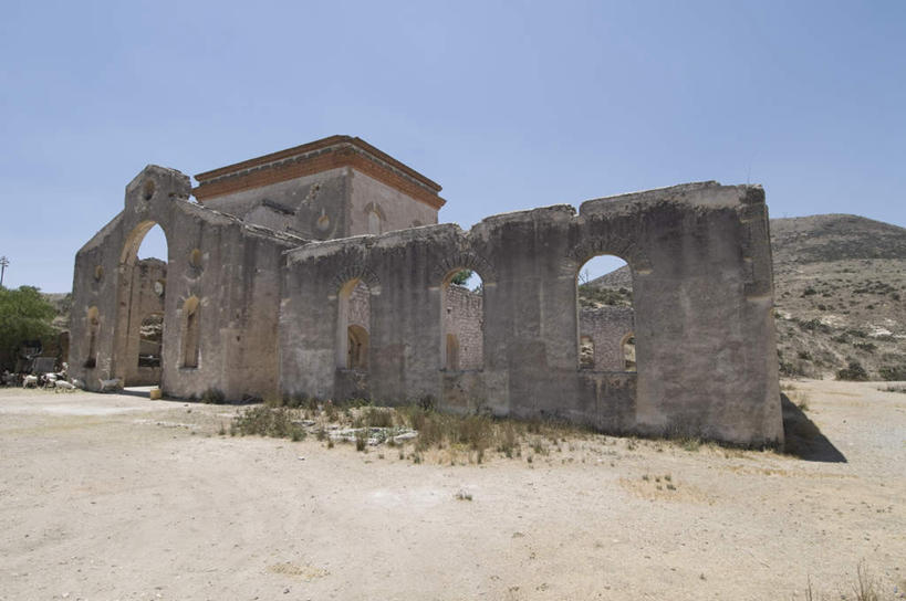 无人,横图,室外,白天,仰视,旅游,度假,草地,草坪,石头,名胜古迹,山,山脉,植物,门,标志建筑,地标,建筑,墨西哥,阴影,形状,遗迹,光线,石子,影子,泥土,山峰,土壤,拱门,山峦,古迹,历史,文物,娱乐,建设,古建筑,废墟,草,古代,蓝色,绿色,蓝天,天空,阳光,门框,群山,天,享受,休闲,旅游胜地,放松,晴朗,北美,北美洲,荒废,美洲,古文明,万里无云,北亚美利加洲,亚美利加洲,墨西哥合众国,仙人掌王国,形态,外形,古远,荒疏,旷废,旷费,疏弃,芜秽,荒芜,石块,岩石,晴空,晴空万里,彩图,低角度拍摄