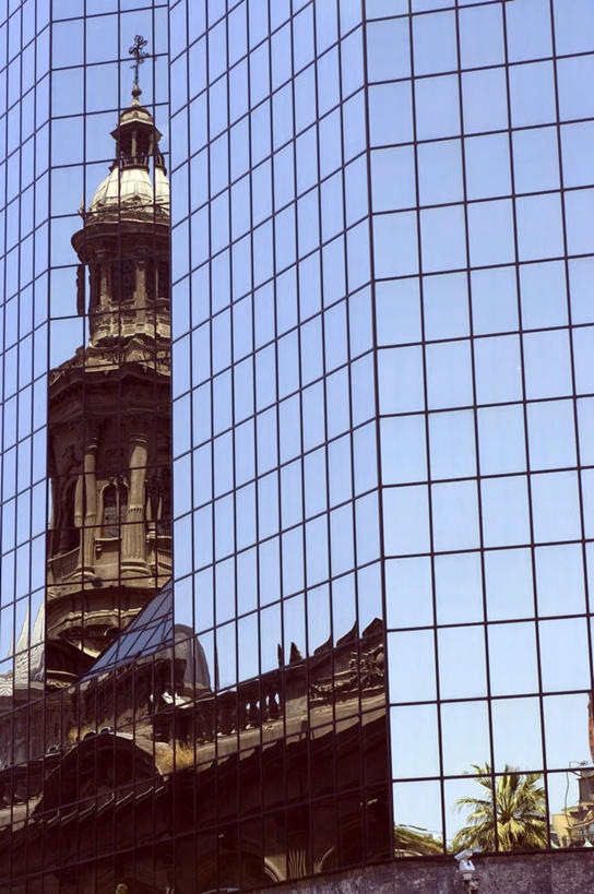 无人,高楼大厦,竖图,室外,白天,仰视,度假,美景,窗户,城市风光,标志建筑,城市,大厦,地标,建筑,摩天大楼,阴影,繁华,光线,影子,景观,娱乐,建设,现代,玻璃窗,倒影,阳光,享受,休闲,景色,放松,倒映,风格,兴旺,繁荣,气势,彩绘玻璃,彩色玻璃,教堂玻璃,艺术玻璃,反照,发达,蓬勃,格调,派头,气概,作风,彩图,低角度拍摄,大楼,高层建筑,高楼,摩天楼