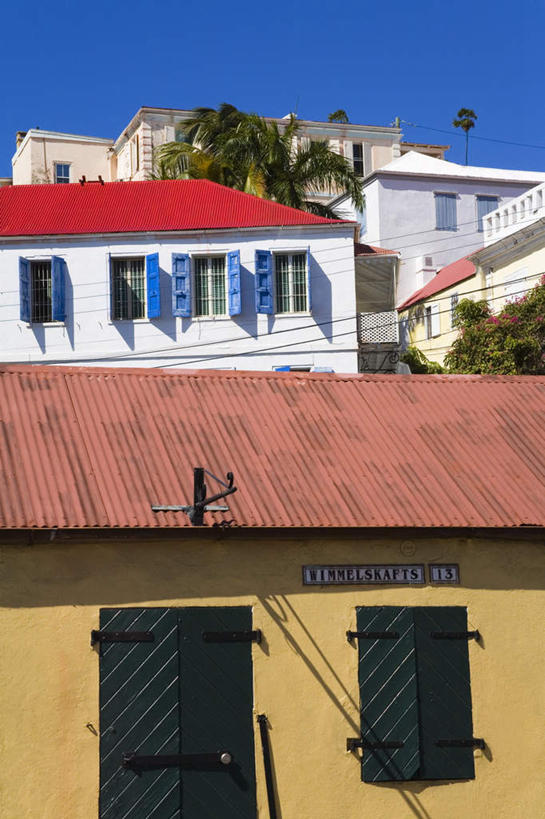 无人,家,竖图,室外,白天,正面,度假,美景,植物,窗户,门,城市风光,城市,美国,阴影,光线,英文,标志,文字,影子,字符,字母,百叶窗,房屋,屋子,景观,娱乐,标识,楼房,住宅,树,树木,蓝色,绿色,蓝天,天空,阳光,自然,门框,天,享受,休闲,景色,放松,生长,晴朗,成长,英文字母,北美,北美洲,美洲,万里无云,维京群岛,北亚美利加洲,亚美利加洲,维尔京群岛,夏洛特阿马利亚,晴空,晴空万里,彩图,房子