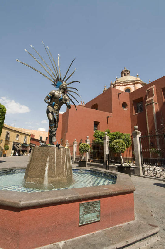 无人,家,站,竖图,室外,白天,仰视,度假,美景,植物,门,城市风光,城市,雕塑,墨西哥,阴影,艺术,装饰,光线,雕刻,雕像,影子,房屋,屋子,景观,云,云朵,云彩,注视,娱乐,楼房,住宅,树,树木,蓝色,绿色,白云,蓝天,天空,阳光,自然,工艺品,门框,天,观察,看,站着,享受,休闲,景色,放松,生长,晴朗,成长,观看,纪念,美术,察看,北美,北美洲,关注,主题,美洲,陈列,功能,美学,北亚美利加洲,亚美利加洲,墨西哥合众国,仙人掌王国,克雷塔罗,克雷塔罗州,晴空,站立,彩图,低角度拍摄,房子