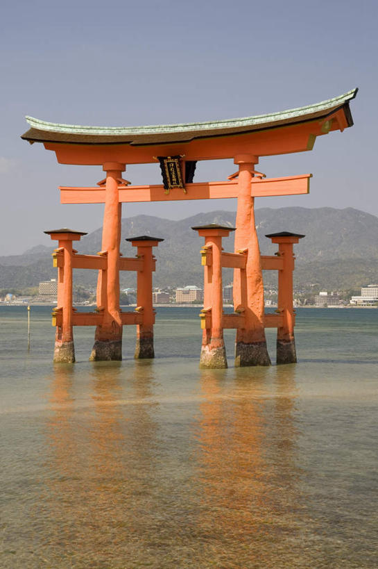 无人,家,竖图,室外,白天,正面,旅游,度假,湖,湖泊,山,山脉,水,门,标志建筑,地标,建筑,广岛县,日本,亚洲,阴影,波纹,节日,模糊,光线,影子,柱子,房屋,鸟居,墙,屋子,湖面,山峰,水流,水面,神社,涟漪,山峦,文化,娱乐,建设,楼房,墙壁,墙面,住宅,蓝色,倒影,蓝天,水纹,天空,阳光,门框,波浪,湖水,群山,天,祈祷,享受,休闲,健康,旅游胜地,放松,许愿,宗教,信仰,晴朗,纪念,神道,祈求,连绵,祭祀,倒映,绵延,东亚,本州,万里无云,本州岛,日本国,広岛,水晕,中国地方,神道教,含糊,恍惚,绵亘,模胡,依稀,隐约,反照,社屋,平安,晴空,晴空万里,彩图,房子