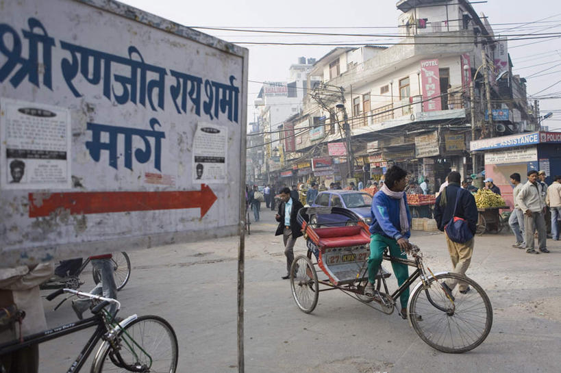 家,站,坐,走,横图,室外,白天,正面,旅游,度假,指示牌,印度,亚洲,阴影,服装,朦胧,模糊,电力,光线,标志,电线,文字,线,影子,字符,字母,房屋,屋子,云,云朵,三轮车,电能,许多人,线路,云彩,注视,休闲装,娱乐,标识,楼房,住宅,车,脚踏车,衣服,蓝色,白云,蓝天,天空,阳光,交通工具,天,扶,观察,看,站着,一群人,享受,休闲,休闲服,放松,服饰,居民,晴朗,观看,电,电源,电源线,察看,扶着,关注,载具,南亚,能量,印度共和国,亚洲人,印度人,晴空,步行,散步,站立,走路,坐着,彩图,全身,房子