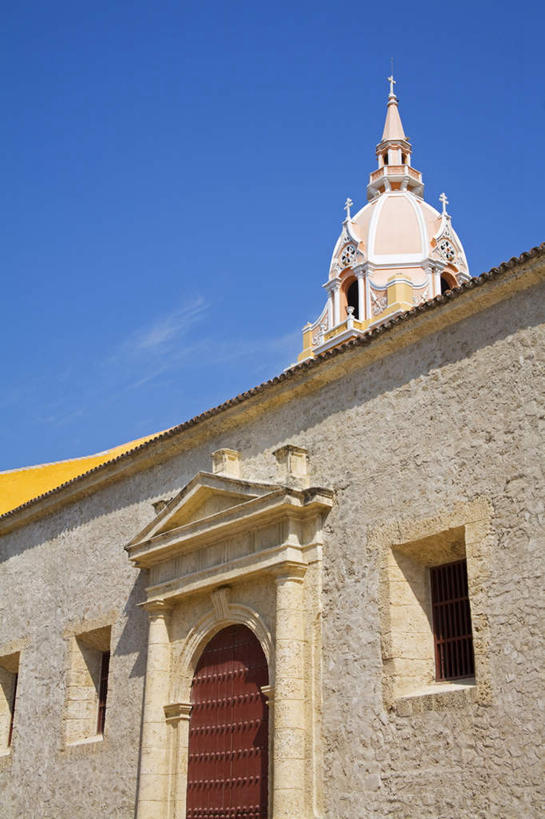 无人,教堂,竖图,室外,白天,仰视,旅游,度假,门,标志建筑,哥伦比亚,节日,雕刻,窗,屋顶,云,云朵,云彩,文化,娱乐,蓝色,白色,白云,蓝天,天空,门框,天,祈祷,享受,休闲,健康,旅游胜地,南美,放松,许愿,宗教,信仰,纪念,祈求,南美洲,拉丁美洲,美洲,信念,亚美利加洲,南亚美利加洲,雕镂,雕琢,镌刻,哥伦比亚共和国,玻利瓦尔,玻利瓦尔省,平安,彩图,低角度拍摄,大教堂,礼拜堂