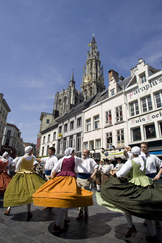 西方人,高楼大厦,握手,竖图,室外,白天,仰视,民族服装,旅游,度假,跳舞,标志建筑,大厦,地标,建筑,摩天大楼,比利时,欧洲,欧洲人,阴影,时间,光线,时钟,影子,云,云朵,许多人,计时,云彩,注视,娱乐,建设,蓝色,白云,蓝天,天空,阳光,钟表,楼宇,天,观察,看,一群人,享受,休闲,表,旅游胜地,放松,晴朗,观看,察看,西欧,关注,舞姿,塔钟,比利时王国,法兰德斯,法兰德斯大区,法兰德斯地区,男人,男性,年轻男性,年轻女性,女人,女性,白种人,钟,晴空,搀手,拉手,手搀手,手拉手,手牵手,手握手,彩图,低角度拍摄,全身,传统服装,民俗服,舞蹈,大楼,高层建筑,高楼,摩天楼