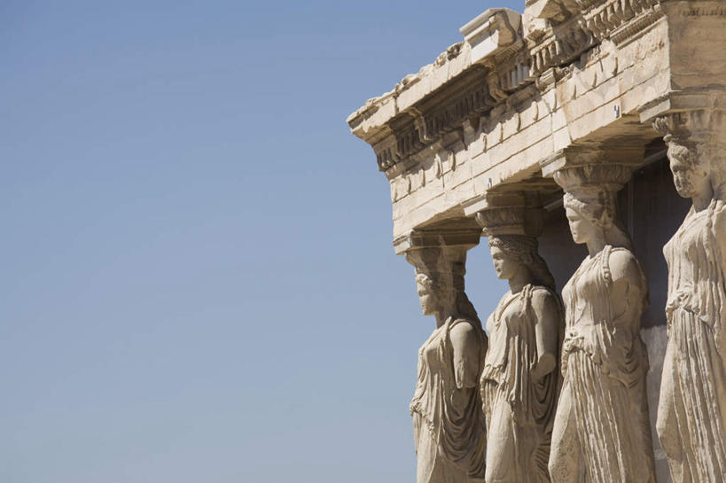 无人,站,横图,室外,白天,仰视,旅游,度假,石头,名胜古迹,标志建筑,地标,建筑,雕塑,希腊,欧洲,一排,阴影,遗迹,艺术,整齐,装饰,光线,雕刻,雕像,石子,影子,首都,注视,古迹,文物,娱乐,建设,古建筑,排列,蓝色,蓝天,天空,阳光,工艺品,天,观察,看,站着,享受,休闲,旅游胜地,放松,晴朗,观看,纪念,美术,察看,队列,关注,主题,陈列,雅典,古文明,希腊共和国,万里无云,功能,美学,阿提卡,阿提卡大区,石块,岩石,晴空,晴空万里,站立,彩图,低角度拍摄,依瑞克提翁神殿