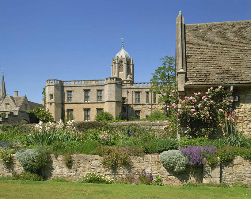 无人,教堂,横图,室外,白天,正面,旅游,度假,草地,草坪,石头,植物,窗户,标志建筑,地标,建筑,玻璃,英国,欧洲,阴影,节日,盛开,光线,石子,影子,墙,屋顶,花蕾,顶棚,文化,娱乐,建设,玻璃窗,墙壁,墙面,玻璃制品,草,花,花瓣,花朵,鲜花,树,树木,蓝色,绿色,蓝天,天空,阳光,自然,天,花苞,花蕊,祈祷,享受,休闲,健康,旅游胜地,放松,许愿,宗教,信仰,生长,晴朗,成长,纪念,祈求,西欧,大不列颠,信念,牛津,世界文化遗产,大不列颠及北爱尔兰联合王国,万里无云,基督教堂,大不列颠联合王国,日不落英帝国,牛津市,平安,石块,岩石,晴空,晴空万里,彩图,大教堂,礼拜堂