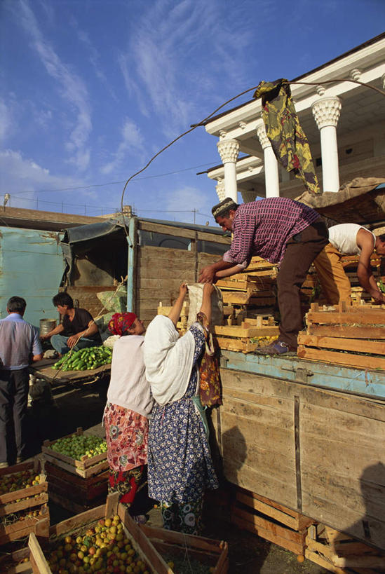 东方人,家,站,坐,竖图,室外,白天,正面,纯洁,卡车,竹子,蔬菜,水果,亚洲,许多,弯腰,握,阴影,服装,新鲜,光线,影子,房屋,屋子,云,云朵,生食,食品,果实,筐子,集装箱,很多,许多人,拿,云彩,拿着,注视,休闲装,黄种人,楼房,住宅,食物,衣服,蓝色,白云,蓝天,天空,阳光,容器,交通工具,天,观察,看,站着,一群人,休闲服,握着,服饰,集装箱车,有机食品,绿色食品,晴朗,观看,货车,察看,高雅,关注,载具,货运车,弯身,奉献,质朴,正直,担当,男人,男性,女人,女性,中年男性,中年女性,亚洲人,晴空,载重汽车,竹,站立,坐着,彩图,全身,房子,奋进,操守,四君子,岁寒三友,性坚,虚怀,虚心,善群,卓尔
