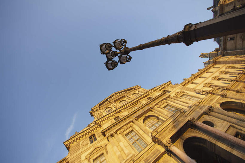 无人,博物馆,教堂,横图,室外,白天,仰视,旅游,度假,名胜古迹,标志建筑,地标,建筑,路灯,照明,法国,巴黎,欧洲,阴影,节日,遗迹,艺术,光线,影子,灯光,卢浮宫,首都,古迹,文化,文物,娱乐,建设,古建筑,灯,蓝色,蓝天,天空,阳光,天,祈祷,享受,休闲,健康,旅游胜地,放松,许愿,宗教,信仰,纪念,祈求,照亮,照明设备,信念,古文明,法兰西共和国,法兰西第五共和国,罗浮宫博物馆,平安,彩图,低角度拍摄,大教堂,礼拜堂