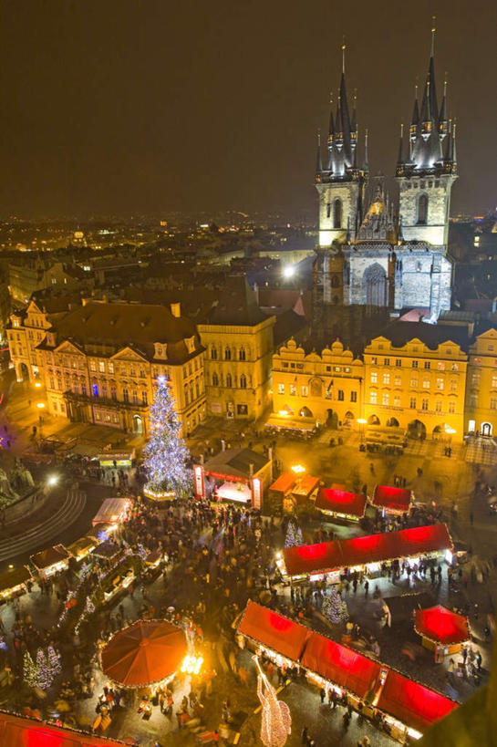 无人,高楼大厦,竖图,俯视,室外,夜晚,度假,美景,城市风光,标志建筑,城市,大厦,地标,建筑,摩天大楼,欧洲,捷克,阴影,光线,影子,景观,灯光,首都,娱乐,建设,天空,天,享受,休闲,景色,放松,中欧,捷克共和国,旧城广场,布拉格广场,布拉格,瓦茨拉夫广场,布拉格旧城广场,布拉格老城广场,彩图,高角度拍摄,大楼,高层建筑,高楼,摩天楼