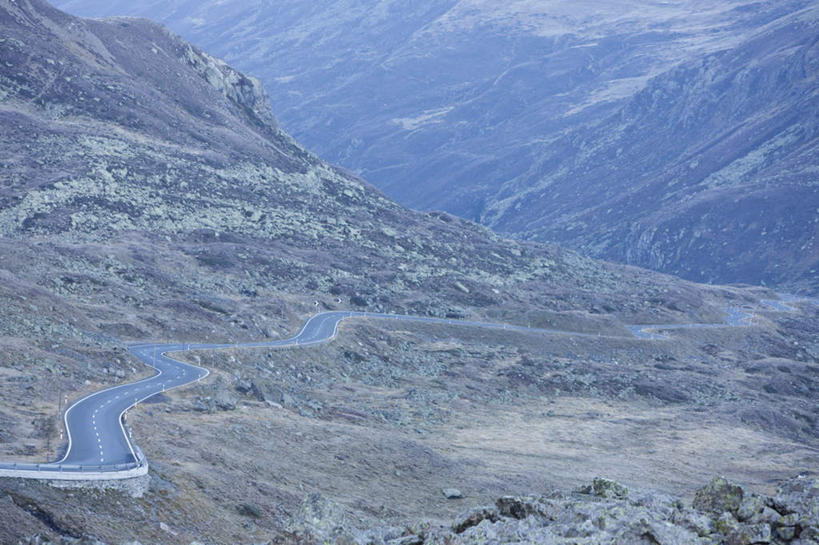 无人,横图,室外,白天,正面,旅游,度假,草地,草坪,石头,美景,山,山脉,植物,道路,路,瑞士,欧洲,石子,景观,山峰,小路,交通,山峦,娱乐,草,绿色,自然,群山,享受,休闲,景色,放松,峭壁,自然风光,中欧,沉积岩,瑞士联邦,绝壁,格劳宾登州,达沃斯,水成岩,石块,岩石,彩图