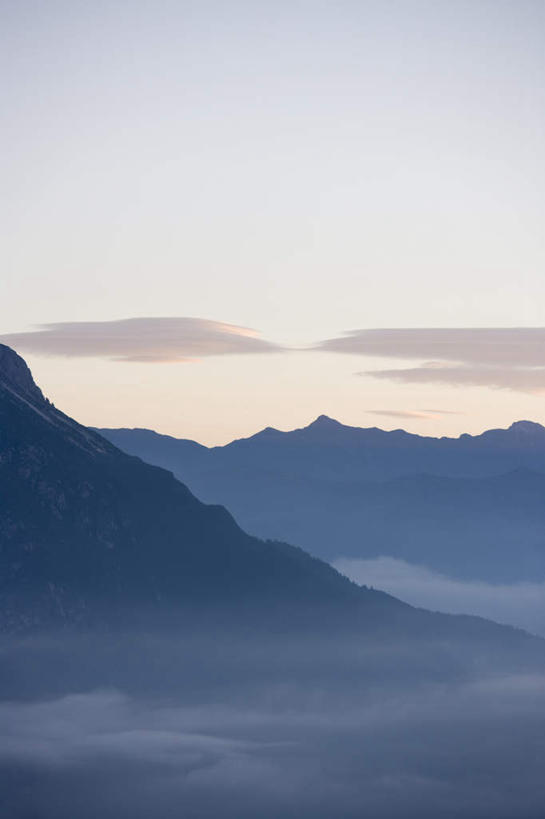 无人,竖图,室外,白天,正面,旅游,度假,石头,美景,山,山脉,植物,雾,意大利,欧洲,朦胧,模糊,石子,景观,山顶,山峰,拂晓,黎明,山峦,背光,娱乐,树,树木,蓝色,绿色,蓝天,天空,自然,群山,天,享受,休闲,景色,放松,生长,晴朗,成长,迷雾,南欧,自然风光,逆光,万里无云,意大利共和国,颠峰,极峰,石块,岩石,大雾,晴空,晴空万里,彩图