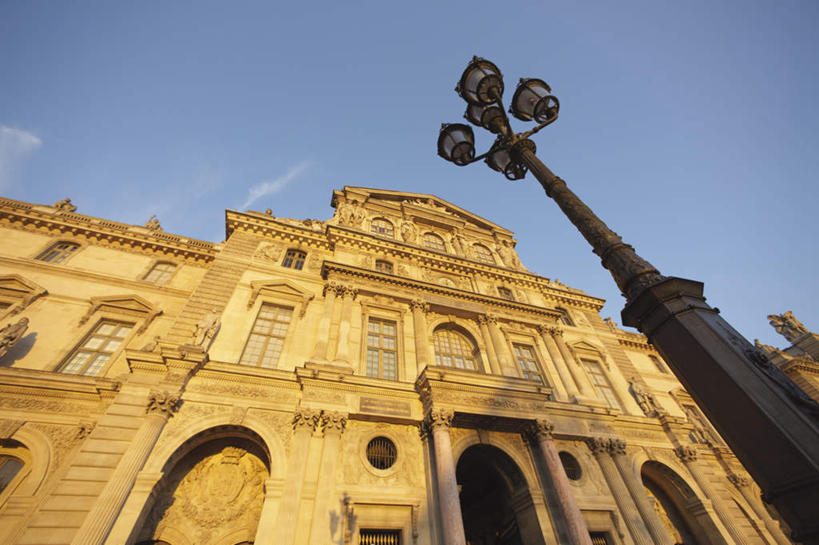 无人,博物馆,横图,室外,白天,仰视,旅游,度假,窗户,门,标志建筑,地标,建筑,路灯,照明,法国,巴黎,欧洲,阴影,研究,艺术,光线,影子,柱子,拱门,灯光,卢浮宫,首都,教育,娱乐,建设,玻璃窗,灯,蓝色,蓝天,天空,阳光,门框,天,享受,休闲,旅游胜地,放松,晴朗,展览,华丽,照亮,照明设备,欣赏,陈列,万里无云,法兰西共和国,法兰西第五共和国,富丽,罗浮宫博物馆,华美,典藏,晴空,晴空万里,彩图,低角度拍摄