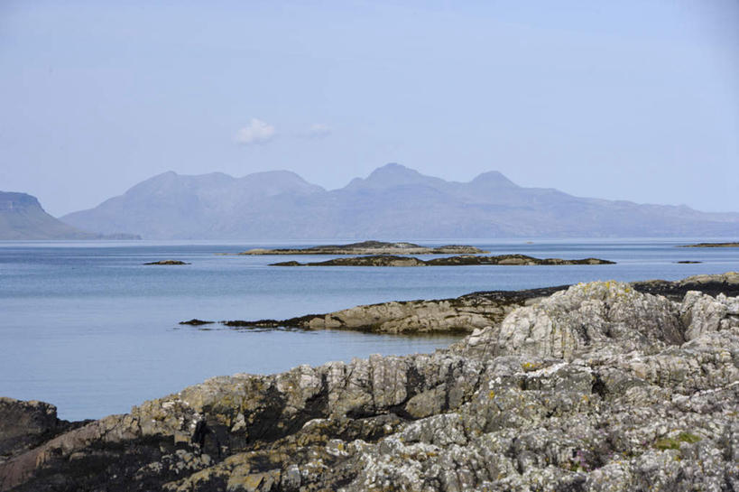 无人,横图,室外,白天,正面,旅游,度假,湖,湖泊,石头,美景,山,山脉,水,英国,欧洲,阴影,光线,石子,影子,湖面,景观,山峰,水流,水面,云,云朵,山峦,云彩,娱乐,苏格兰,蓝色,白云,蓝天,天空,阳光,自然,湖水,群山,天,享受,休闲,景色,放松,晴朗,西欧,自然风光,大不列颠,沉积岩,大不列颠及北爱尔兰联合王国,大不列颠联合王国,日不落英帝国,苏格兰王国,斯凯岛,内赫布里底群岛,斯盖岛,斯嘉岛,水成岩,石块,岩石,晴空,彩图