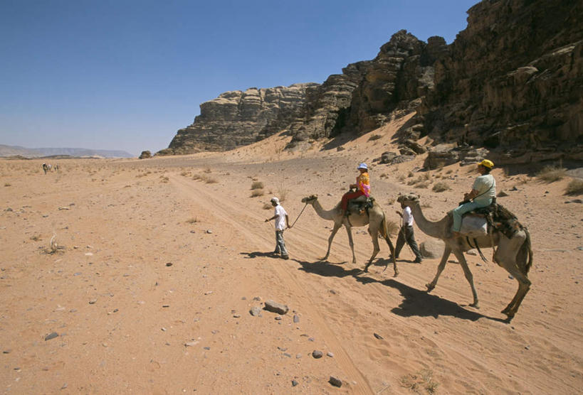 四个人,导游,坐,走,拉,横图,室外,白天,度假,美景,沙漠,山,山脉,城市风光,城市,野生动物,帽子,约旦,亚洲,两顶,行人,游客,游人,阴影,服装,光线,影子,景观,山峰,山峦,注视,休闲装,娱乐,骆驼,路人,旅客,背面,衣服,蓝色,蓝天,天空,阳光,动物,绳子,遮阳帽,群山,天,观察,看,享受,休闲,休闲服,景色,放松,运输,服饰,晴朗,观看,绳索,察看,关注,西亚,万里无云,沙漠之舟,单峰骆驼,约旦哈希姆王国,过客,男人,男性,女人,女性,中年男性,中年女性,向导,大漠,砂漠,晴空,晴空万里,步行,散步,走路,坐着,彩图,全身,指引者