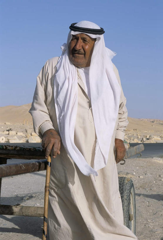 西方人,一个人,站,竖图,室外,白天,正面,民族服装,石头,山,山脉,欧洲,叙利亚,欧洲人,亚洲,仅一个男性,仅一个人,握,阴影,光线,工具,石子,头巾,影子,山峰,山峦,拿,拿着,扭头,注视,一个,阳光,群山,观察,看,站着,转头,仅一个老年男性,器械,握着,单个,拐杖,观看,手杖,察看,关注,西亚,医疗器械,辅助设备,阿拉伯叙利亚共和国,巴尔米拉,老年男性,男人,男性,白种人,石块,岩石,站立,半身,彩图,传统服装,民俗服