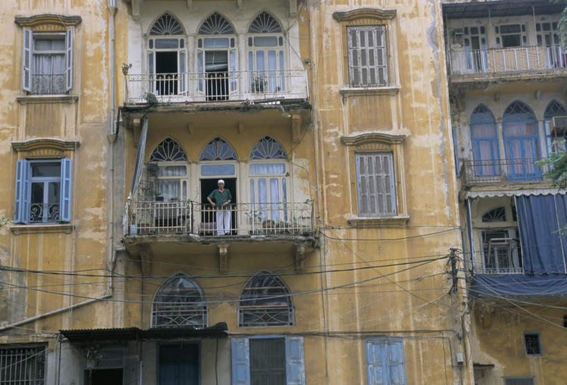 西方人,一个人,家,露台,站,横图,室外,白天,仰视,度假,美景,窗户,窗帘,城市风光,城市,欧洲,黎巴嫩,欧洲人,亚洲,仅一个男性,仅一个人,仅一个中年男性,阴影,服装,装饰,电力,光线,电线,线,影子,房屋,屋子,景观,电能,首都,线路,注视,休闲装,娱乐,楼房,玻璃窗,住宅,衣服,阳光,帘子,扶,观察,看,站着,享受,休闲,休闲服,遮阳,景色,放松,服饰,观看,电,华丽,修饰,电源,电源线,点缀,察看,扶着,关注,西亚,能量,衬托,美观,雅致,雅观,黎巴嫩共和国,贝鲁特,男人,男性,中年男性,白种人,站立,彩图,低角度拍摄,全身,房子,晒台,天台,眺望台