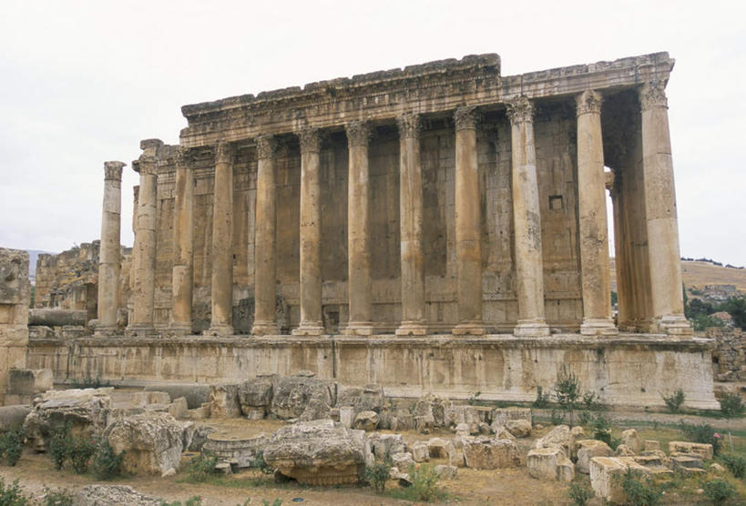 无人,横图,室外,白天,正面,旅游,度假,草地,草坪,石头,名胜古迹,山,山脉,植物,标志建筑,地标,建筑,黎巴嫩,亚洲,一排,阴影,遗迹,整齐,光线,石子,影子,柱子,山峰,山峦,古迹,文物,娱乐,建设,古建筑,草,排列,蓝色,绿色,蓝天,天空,阳光,群山,天,享受,休闲,旅游胜地,放松,晴朗,队列,西亚,古文明,万里无云,黎巴嫩共和国,巴勒贝克,石块,岩石,晴空,晴空万里,彩图