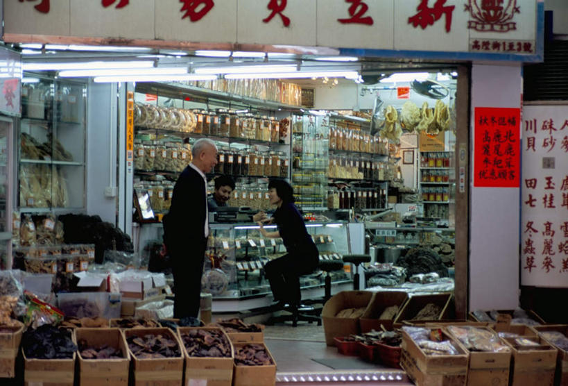 东方人,三个人,商店,站,坐,横图,室外,白天,侧面,购物,度假,消费,美景,城市风光,城市,香港,中国,亚洲,一排,许多,整齐,塑料,景观,很多,注视,黄种人,娱乐,相视,盒子,排列,容器,塑料制品,干货,观察,看,站着,享受,休闲,面对面,景色,放松,金融,百货,观看,储藏,对视,港,察看,储存,队列,关注,相对,选购,贸易,东亚,相看,香港岛,香港特别行政区,港澳台,中华人民共和国,血拼,港岛,中西区,德辅道,男人,男性,女人,女性,中年男性,中年女性,亚洲人,站立,坐着,彩图,全身,店铺,杂货店,杂货铺,贮存