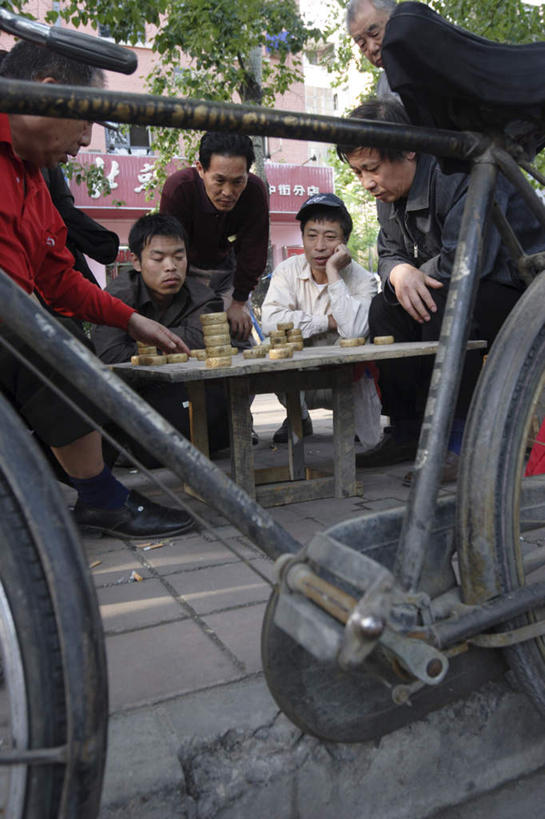 东方人,坐,竖图,俯视,室外,特写,白天,度假,游戏,快乐,比赛,竞争,美景,城市风光,城市,自行车,叶子,亚洲,五个人,一辆,撑,景观,绿叶,许多人,玩,托腮,注视,黄种人,娱乐,车,脚踏车,象棋,交通工具,观察,看,托,一群人,享受,休闲,嫩叶,国际象棋,景色,放松,益智,停放,观看,活动,察看,发泄,关注,消遣,智力,托下巴,载具,脚蹬,宣泄,男人,男性,女人,女性,中年男性,中年女性,亚洲人,叶,叶片,玩耍,嬉戏,坐着,半身,彩图,高角度拍摄