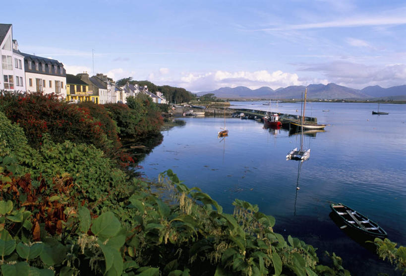 帆船,无人,家,码头,横图,室外,白天,正面,度假,草地,草坪,海浪,海洋,美景,山,山脉,植物,窗户,城市风光,城市,港口,船,玻璃,爱尔兰,欧洲,许多,阴影,波纹,光线,影子,房屋,墙,屋顶,屋子,景观,浪花,山峰,云,云朵,涟漪,山峦,很多,云彩,顶棚,娱乐,楼房,玻璃窗,墙壁,墙面,住宅,玻璃制品,草,树,树木,蓝色,绿色,白云,倒影,蓝天,水纹,天空,阳光,自然,海水,交通工具,波浪,群山,天,享受,休闲,景色,放松,生长,晴朗,成长,连绵,倒映,绵延,西欧,载具,海景,爱尔兰共和国,水晕,戈尔韦,绵亘,反照,大海,风浪,海,海水的波动,近岸浪,涌浪,晴空,彩图,房子,摆渡口,埠头,渡口,渡头,港湾,海港,货运码头,口岸,商港