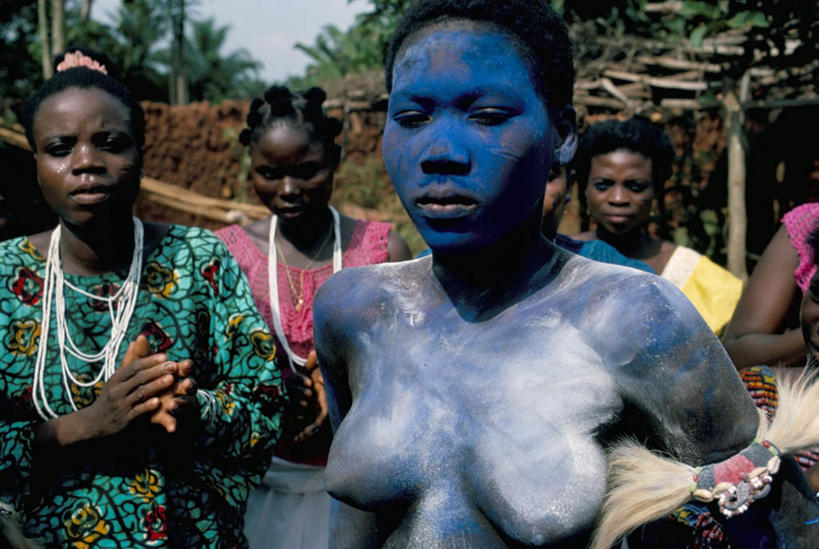 西方人,裸体,家,站,横图,室外,白天,正面,快乐,兴奋,骄傲,成功,胜利,树林,植物,项链,欧洲,非洲,贝宁,黑人,欧洲人,五个人,击掌,阴影,服装,光线,影子,房屋,屋子,草屋,许多人,注视,休闲装,住宅,装饰品,树,树木,衣服,绿色,阳光,自然,饰品,首饰,茅草屋,观察,看,手势,站着,一群人,休闲服,自信,服饰,生长,成长,观看,察看,关注,阿非利加洲,赤身,贝宁共和国,女人,女性,中年女性,非洲人,拍手,站立,半身,彩图,欢乐,开心,房子,茅舍,茅屋,小屋