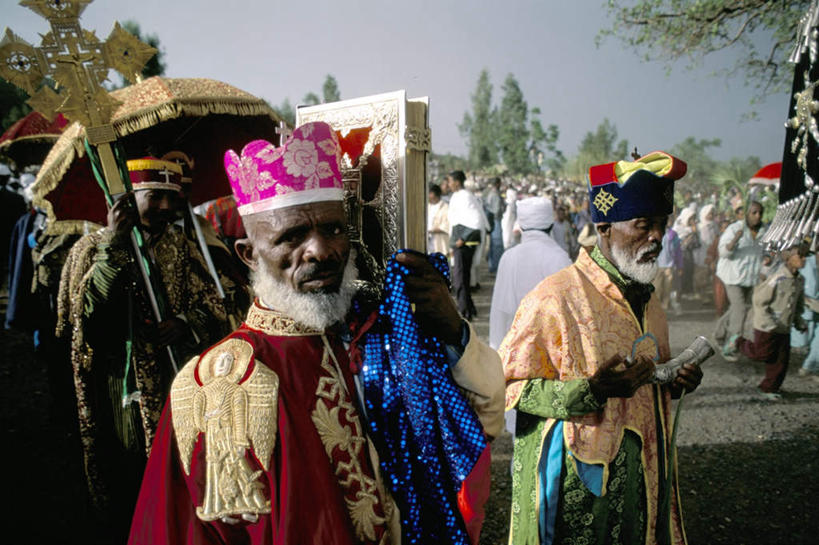 西方人,站,横图,彩色,室外,白天,正面,植物,欧洲,非洲,埃塞俄比亚,黑人,欧洲人,握,阴影,服装,节日,光线,十字架,影子,云,云朵,许多人,拿,云彩,拿着,注视,文化,树,树木,衣服,蓝色,绿色,白云,蓝天,天空,阳光,自然,天,观察,看,祈祷,站着,一群人,健康,握着,许愿,宗教,服饰,信仰,生长,晴朗,成长,观看,纪念,五颜六色,祈求,色彩斑斓,察看,号角,基督教,衣着,穿着,关注,天主教,五彩缤纷,五彩斑斓,军号,阿非利加洲,衣饰,埃塞俄比亚联邦民主共和国,五光十色,平安,老年男性,男人,男性,非洲人,晴空,站立,半身,彩图,传统服装