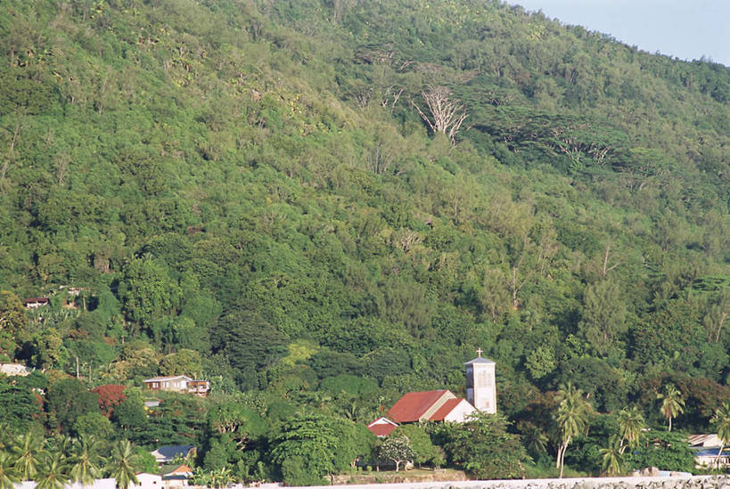 无人,教堂,横图,室外,白天,正面,旅游,度假,山,山脉,树林,植物,窗户,标志建筑,地标,建筑,玻璃,非洲,塞舌尔,阴影,节日,光线,影子,墙,屋顶,山峰,云,云朵,山峦,云彩,顶棚,文化,娱乐,建设,玻璃窗,墙壁,墙面,玻璃制品,树,树木,蓝色,绿色,白云,蓝天,天空,阳光,群山,天,祈祷,享受,休闲,健康,旅游胜地,放松,许愿,宗教,信仰,生长,晴朗,成长,纪念,祈求,连绵,绵延,信念,塞舌尔共和国,阿非利加洲,东非,绵亘,普拉斯林岛,平安,晴空,彩图,大教堂,礼拜堂