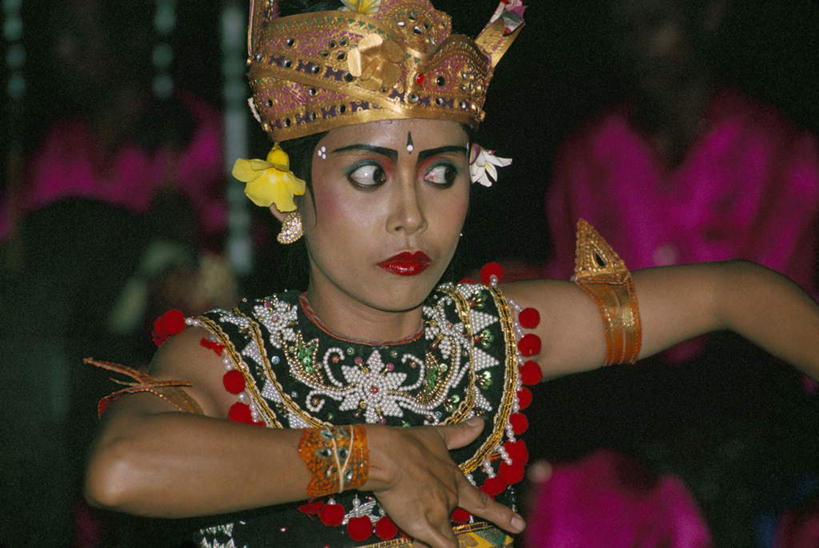 东方人,脸,头,脸颊,手,一个人,站,横图,室内,特写,白天,正面,跳舞,帽子,印度尼西亚,印尼,亚洲,仅一个女性,仅一个人,服装,朦胧,模糊,装饰,梳妆,头饰,注视,礼帽,黄种人,肩膀,观察,看,站着,仅一个中年女性,手部,手镯,东南亚,观看,华丽,修饰,点缀,察看,关注,舞姿,印度尼西亚共和国,衬托,美观,雅致,雅观,手饰,妆扮,女人,女性,中年女性,亚洲人,头部,脸部,脸蛋,面部,站立,半身,彩图,打扮,装扮,舞蹈,装束