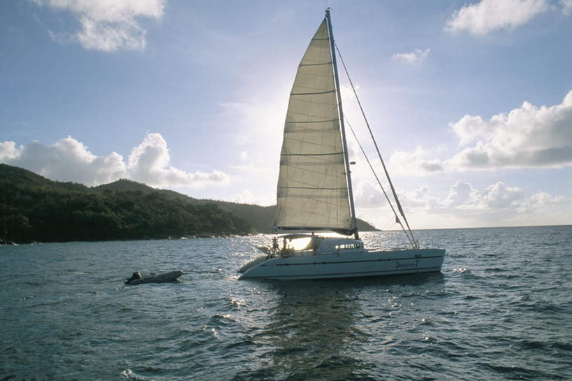 帆船,无人,横图,室外,白天,正面,旅游,度假,岛屿,海浪,海洋,石头,美景,船,非洲,塞舌尔,阴影,光线,石子,影子,岛,景观,浪花,云,云朵,云彩,娱乐,蓝色,白云,蓝天,天空,阳光,自然,海水,交通工具,天,享受,休闲,景色,放松,晴朗,自然风光,载具,海景,沉积岩,塞舌尔共和国,阿非利加洲,东非,普拉斯林岛,水成岩,大海,风浪,海,海水的波动,近岸浪,列岛,群岛,石块,岩石,涌浪,诸岛,晴空,彩图