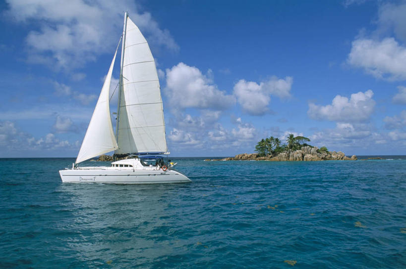 帆船,无人,横图,室外,白天,正面,旅游,度假,岛屿,海浪,海洋,石头,美景,船,非洲,塞舌尔,阴影,光线,石子,影子,岛,景观,浪花,云,云朵,云彩,娱乐,蓝色,白云,蓝天,天空,阳光,自然,海水,交通工具,天,享受,休闲,景色,放松,晴朗,自然风光,载具,海景,沉积岩,塞舌尔共和国,阿非利加洲,东非,普拉斯林岛,水成岩,大海,风浪,海,海水的波动,近岸浪,列岛,群岛,石块,岩石,涌浪,诸岛,晴空,彩图