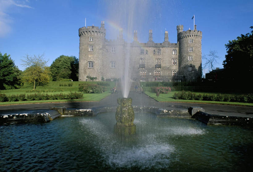 无人,横图,室外,白天,正面,度假,草地,草坪,美景,植物,窗户,城市风光,城市,道路,路,喷泉,旗帜,爱尔兰,欧洲,一排,阴影,整齐,并列,并排,光线,影子,堡垒,城堡,景观,云,云朵,小路,交通,云彩,文化,娱乐,旗子,玻璃窗,草,树,树木,排列,蓝色,绿色,白云,蓝天,天空,阳光,自然,天,品味,享受,休闲,景色,放松,生长,晴朗,成长,西欧,要塞,队列,水景,平行,爱尔兰共和国,美观,旌旗,旗号,设防,基尔肯尼郡,设计,晴空,彩图