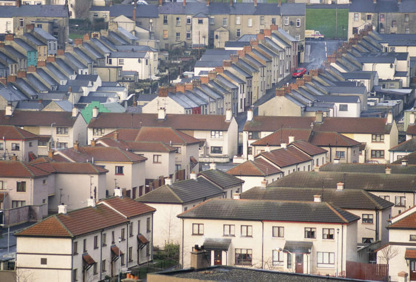 无人,家,横图,俯视,航拍,室外,白天,度假,美景,窗户,城市风光,城市,道路,路,汽车,爱尔兰,欧洲,一排,阴影,整齐,并列,并排,光线,影子,房屋,屋子,景观,小路,交通,娱乐,楼房,玻璃窗,住宅,车,排列,阳光,交通工具,轿车,享受,休闲,景色,放松,西欧,鸟瞰,队列,载具,平行,爱尔兰共和国,阿尔斯特,阿尔斯特省,阿洛斯特,彩图,高角度拍摄,房子