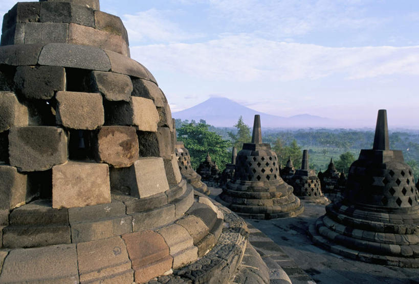 无人,寺庙,横图,室外,白天,正面,旅游,度假,山,山脉,树林,植物,标志建筑,地标,建筑,印度尼西亚,印尼,亚洲,阴影,光线,影子,山峰,云,云朵,塔,山峦,云彩,娱乐,建设,宝塔,树,树木,蓝色,绿色,白云,蓝天,天空,阳光,自然,庙宇,群山,天,享受,休闲,旅游胜地,放松,东南亚,生长,晴朗,成长,印度尼西亚共和国,浮图,浮屠,西爪哇,爪哇,爪哇岛,西爪哇省,晴空,彩图,庙,寺