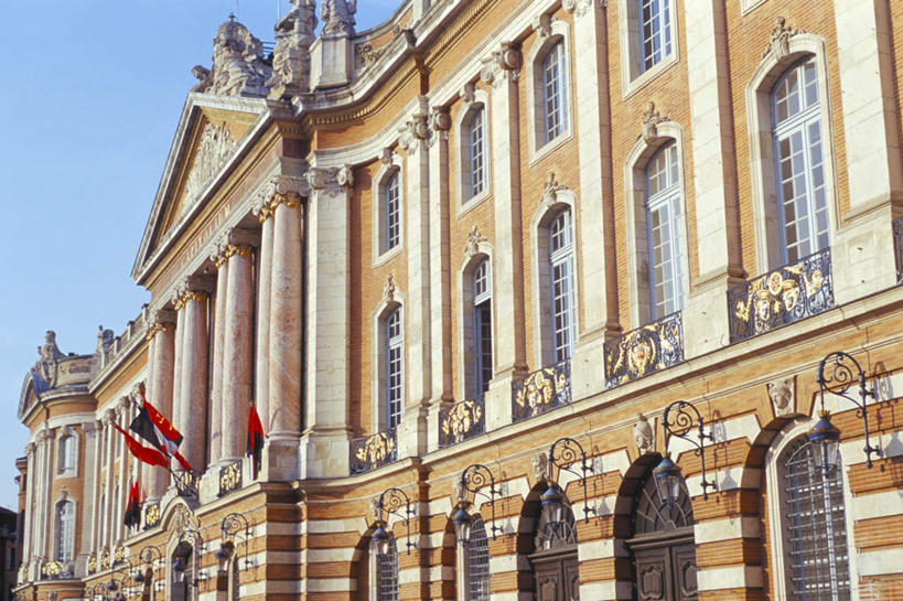 无人,家,横图,室外,白天,仰视,旅游,度假,窗户,标志建筑,地标,建筑,旗帜,照明,法国,欧洲,阴影,飘扬,光线,壁灯,影子,房屋,墙,屋子,公寓,灯光,娱乐,旗子,建设,洋房,楼房,玻璃窗,墙壁,墙面,住宅,灯,蓝色,蓝天,天空,阳光,灯具,天,享受,休闲,旅游胜地,放松,晴朗,飘逸,照亮,照明设备,飞扬,万里无云,法兰西共和国,首府,省会,法兰西第五共和国,旌旗,旗号,南部.比利牛斯,图卢兹,南部.比利牛斯大区,上加龙,上加龙省,晴空,晴空万里,彩图,低角度拍摄,房子