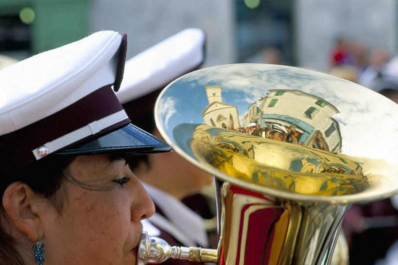西方人,脸,头,脸颊,两个人,站,横图,室外,特写,白天,侧面,帽子,欧洲,欧洲人,握,阴影,节日,朦胧,模糊,庆祝,光线,影子,大号,乐器,铜管乐器,吹奏,拿,演奏,拿着,注视,文化,运动帽,肩膀,阳光,观察,看,站着,庆典,鸭舌帽,握着,观看,纪念,察看,关注,铜管,低音大号,年轻女性,女人,女性,白种人,头部,脸部,脸蛋,面部,站立,半身,彩图